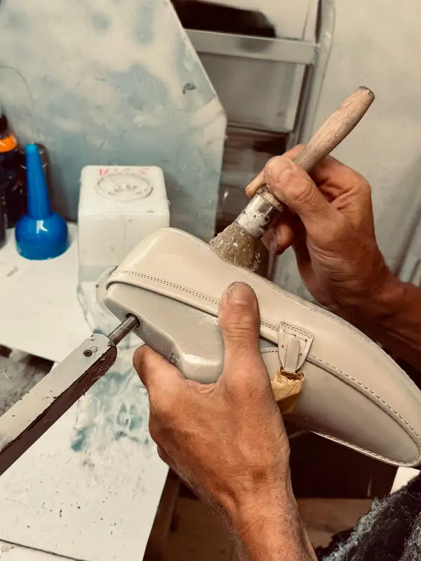 Calzaturificio GECAS calzature artigianali Regione Marche scopri le nostre lavorazioni fatte a mano con passione e rigore artigiano