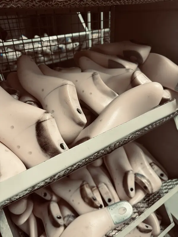 Chi siamo produzione conto terzi di calzature artigianali di lusso uomo e donna Made in Italy classiche e sportive Calzaturificio GECAS