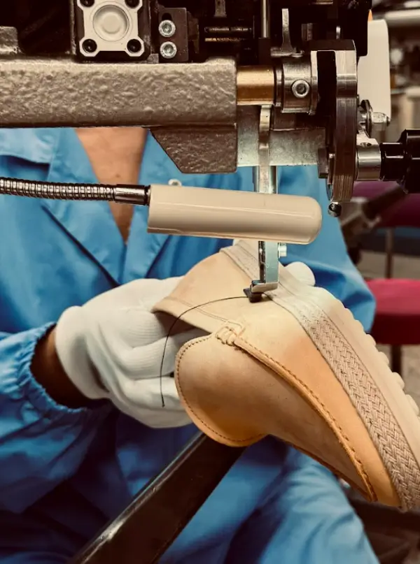 Cosa facciamo lavorazioni di prestigio cuciture a mano cucitura Blake tecniche precisione finissaggio controllo qualita Calzaturificio GECAS