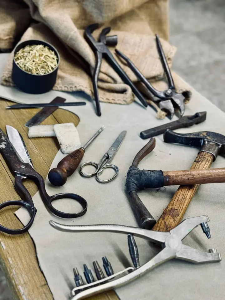 Cosa facciamo produzione artigianale conto terzi calzature fashion luxury uomo e donna per Brand internazionali Calzaturificio GECAS